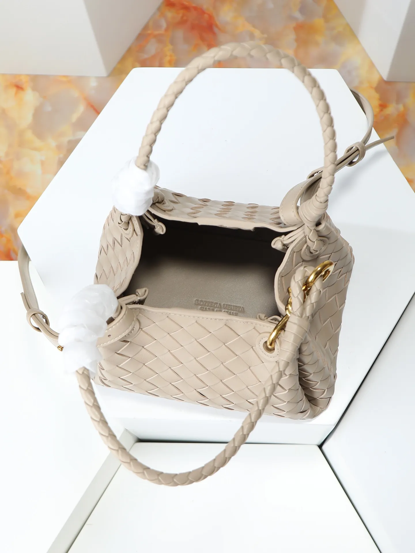 1250. Home B has a new product! Andiamo combines archive parachute handbags to inherit retro elements and integrate modern trends. The same style as Shu Qi's Night in Beijing. It is a continuation of the classic bag. It has three functions: hand carry, shoulder and cross-body. It is embellished with metal brass knot buckles. It is small and has an amazing capacity. It can easily hold all kinds of daily necessities with a box, sunglasses, small bottle, water powder, charger, and the upper body is versatile. Style number: 796569 Size: 21*17*16.5cm